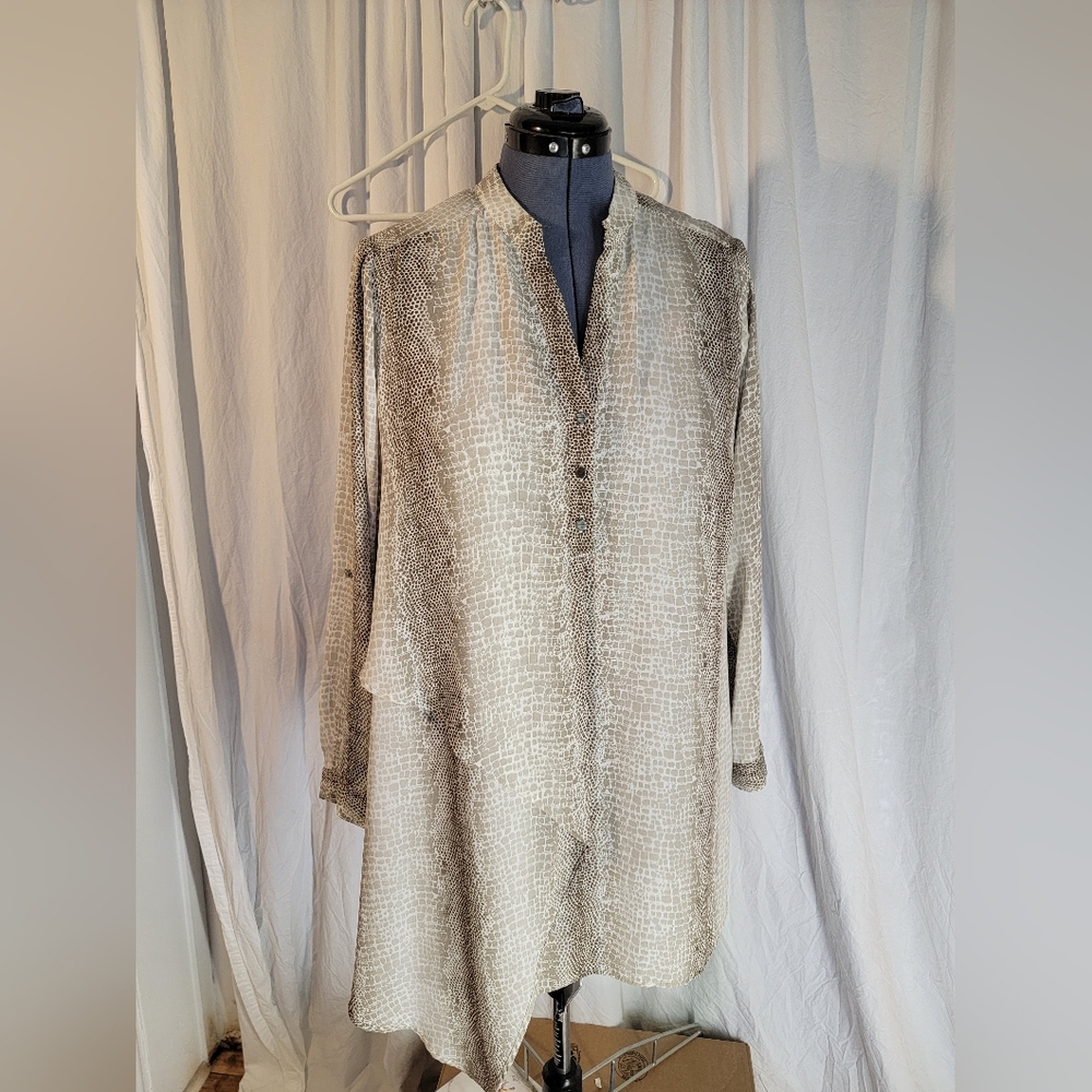 NY CollectionWoman Beige and Cream Snake Patterned Blouse
